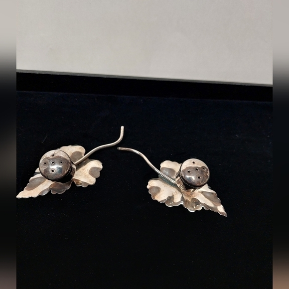 Vintage* Rare Silver Plated Mini Leaf Salt and Pepper Shakers - Picture 1 of 6
